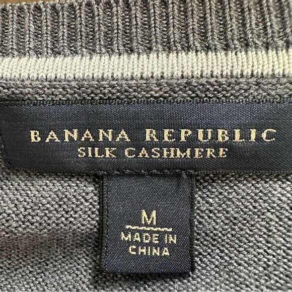Banana Republic Men’s Silk Cashmere V-Neck Pullover Sweater,  Medium - Picture 5 of 7